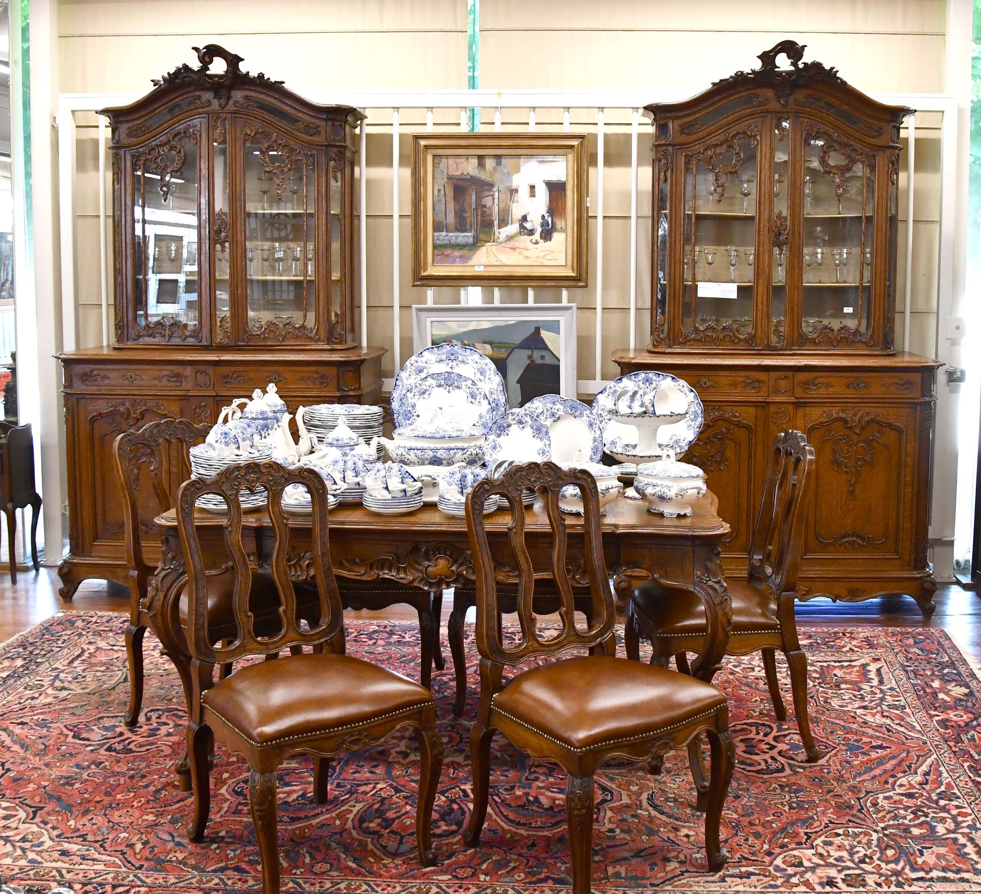 Null 摄政时期风格的橡木雕花高级列日餐厅

两个双体展示柜，一张桌子和六把带椅背的椅子。