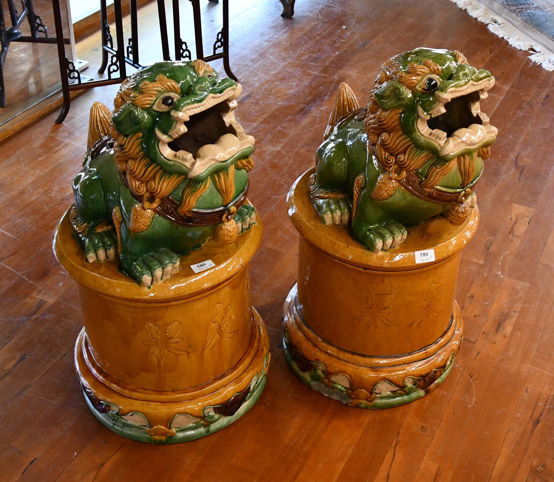 Null Ein Paar gesockelte chinesische Fô-Hunde aus glasiertem Terrakotta - Höhe: &hellip;