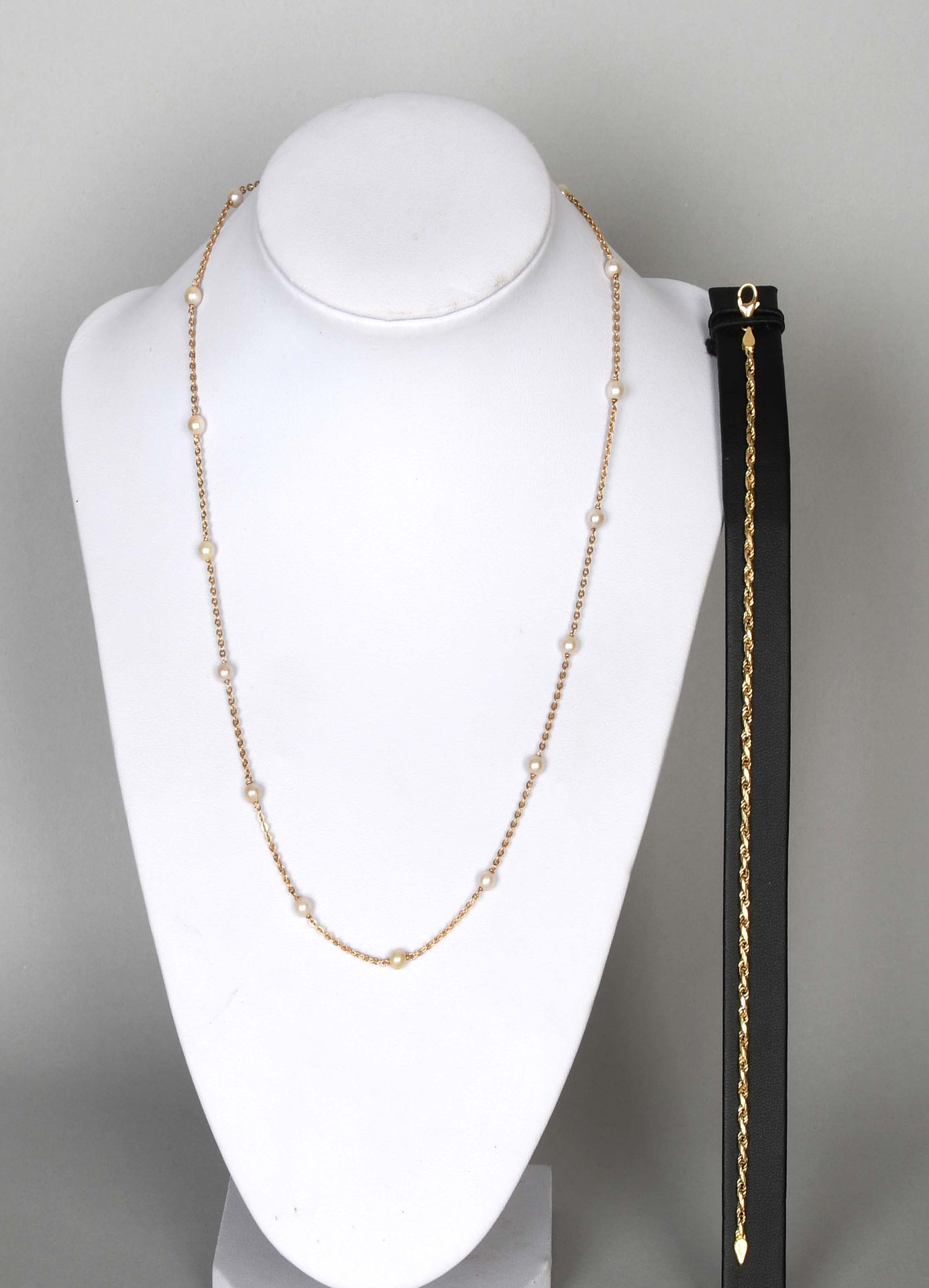 Null 珠宝首饰

一条18K黄金和珍珠的项链，以及一条18K黄金的手链。总重量：+10,4克。