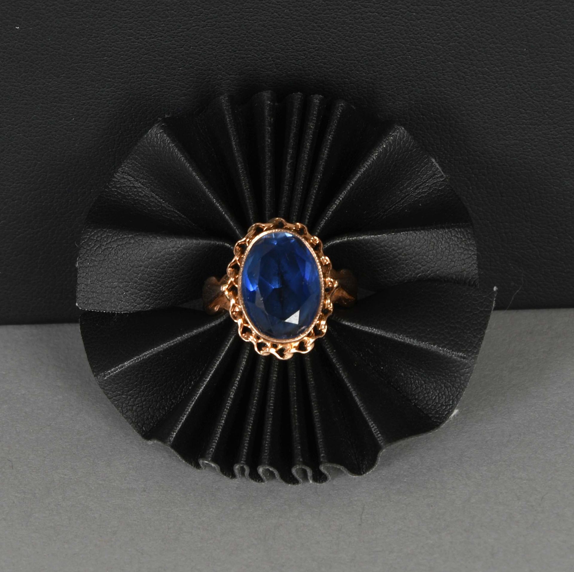 Null 珠宝首饰

镶嵌有蓝色宝石的九克拉黄金戒指。总重量：+6,1克。