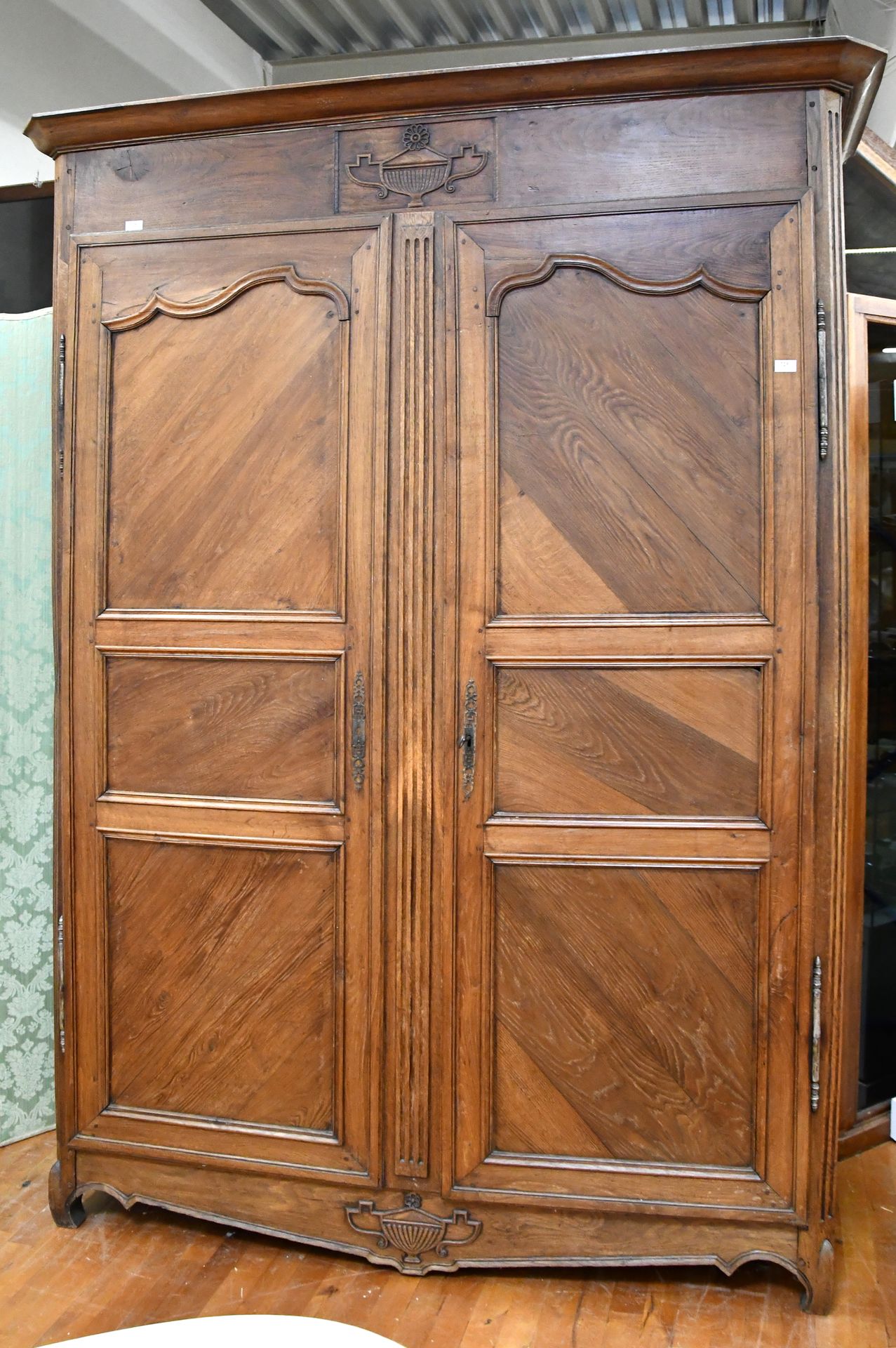 Null Late 18th century regional oak cabinet, opening with two panelled doors