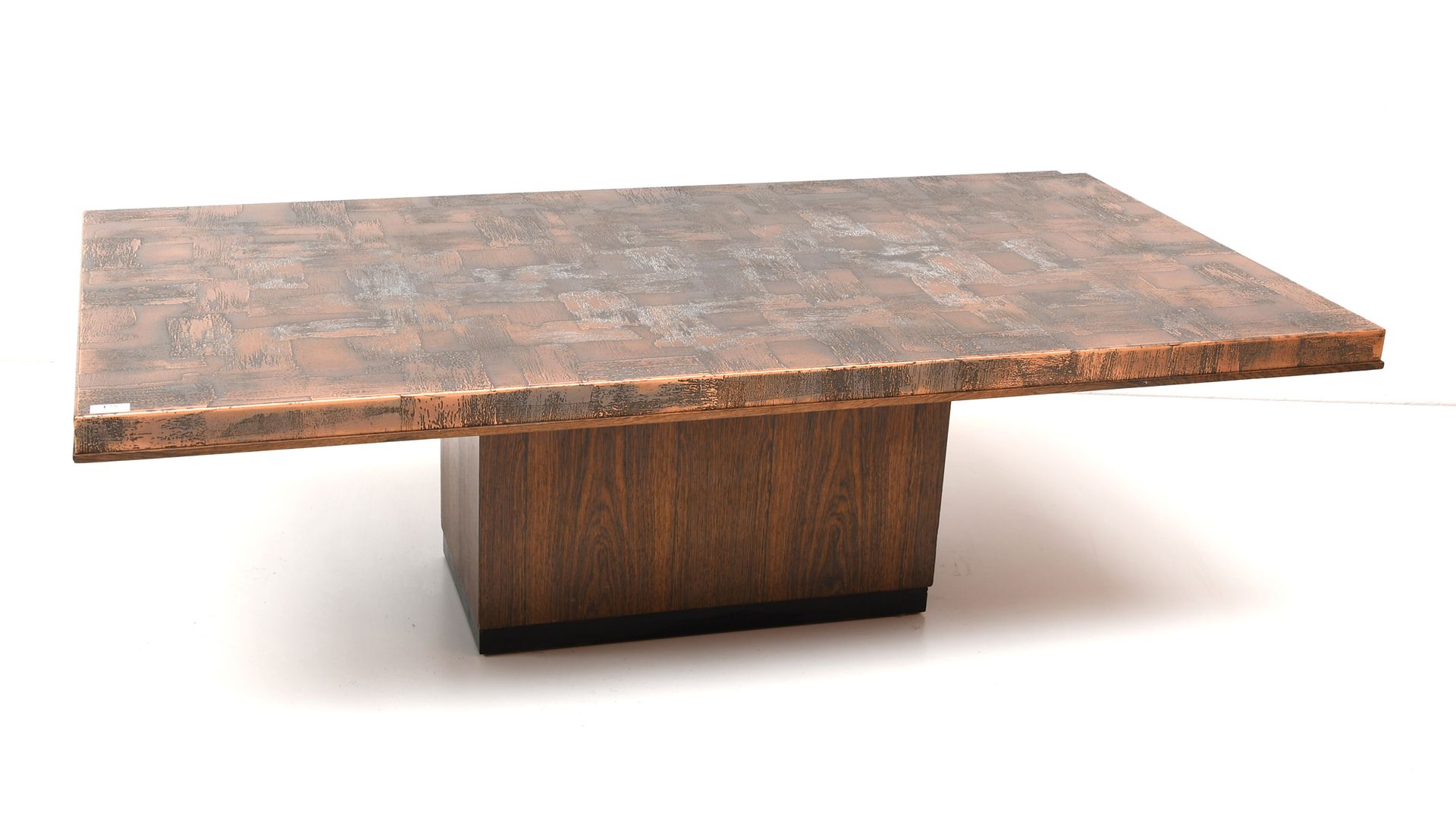 Null Heinz Lilienthal

野蛮派咖啡桌，红木框架。顶端为酸蚀铜。

尺寸：148厘米×76厘米。