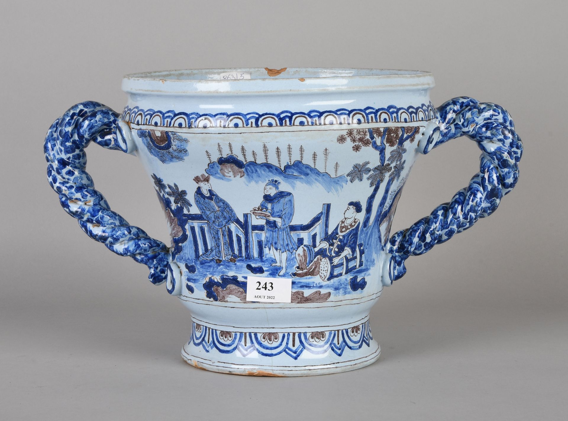 Null France, Nevers, XVIIIème siècle

Vase ansé en faïence à décor chinois japon&hellip;