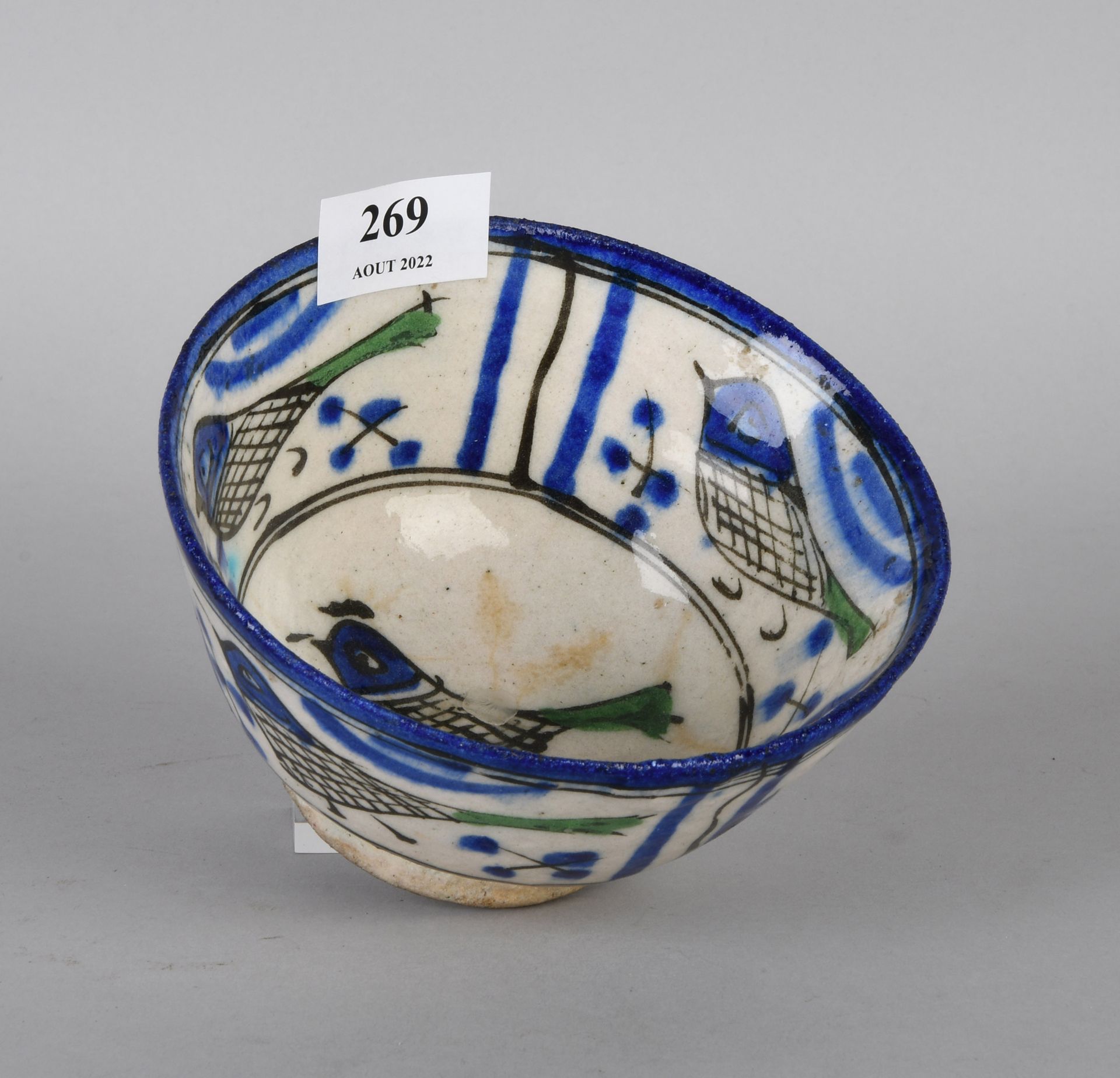 Null 一个18世纪的多色瓷碗，带有鸟的装饰

直径：14.5厘米。