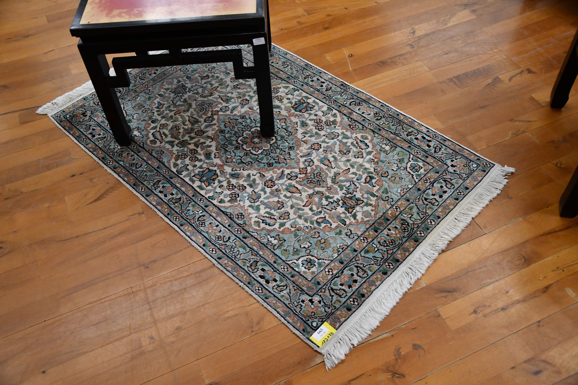 Null Tapis

Tapis d’Orient en soie.

Dimensions : 123 cm x 79 cm.