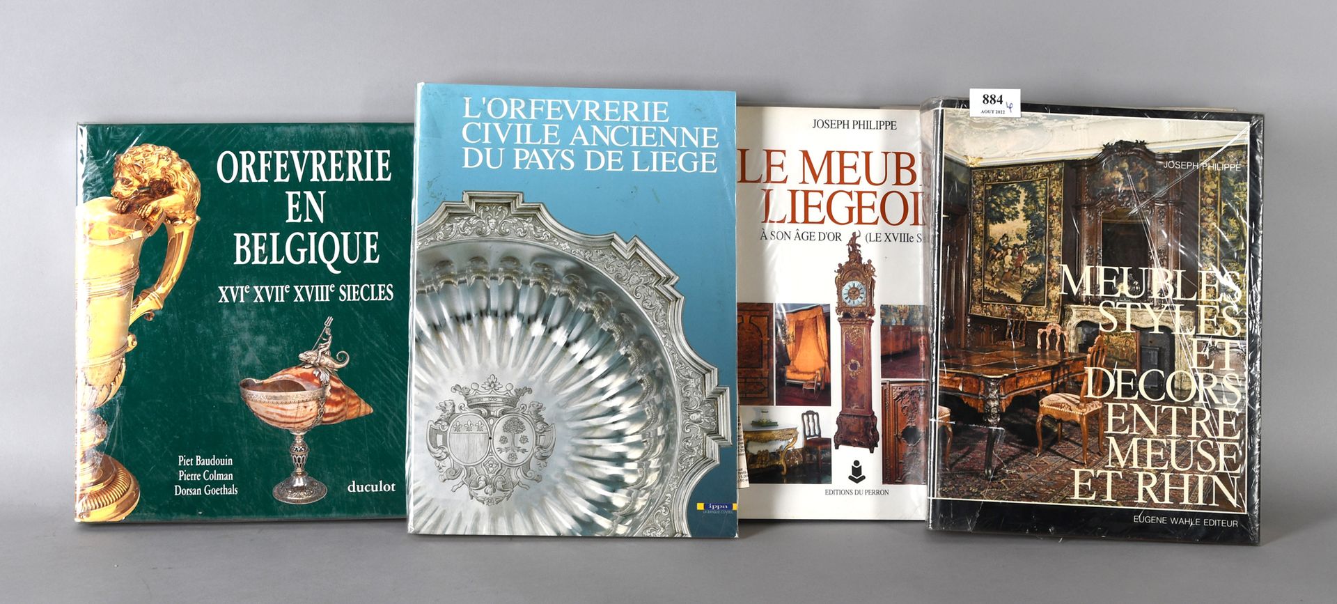 Null Vier Lose mit Kunstbüchern - Zwei über Lütticher Möbel und zwei über belgis&hellip;