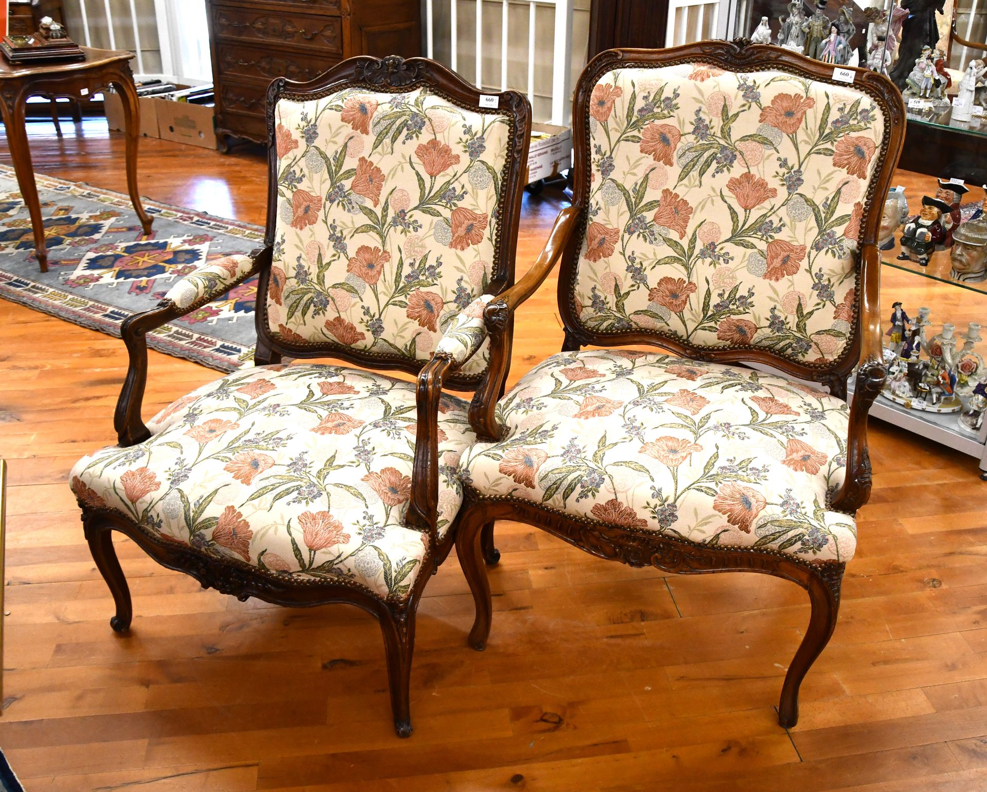 Null 一张加一张路易十五风格的雕花敞篷扶手椅，其中一张是胡桃木的