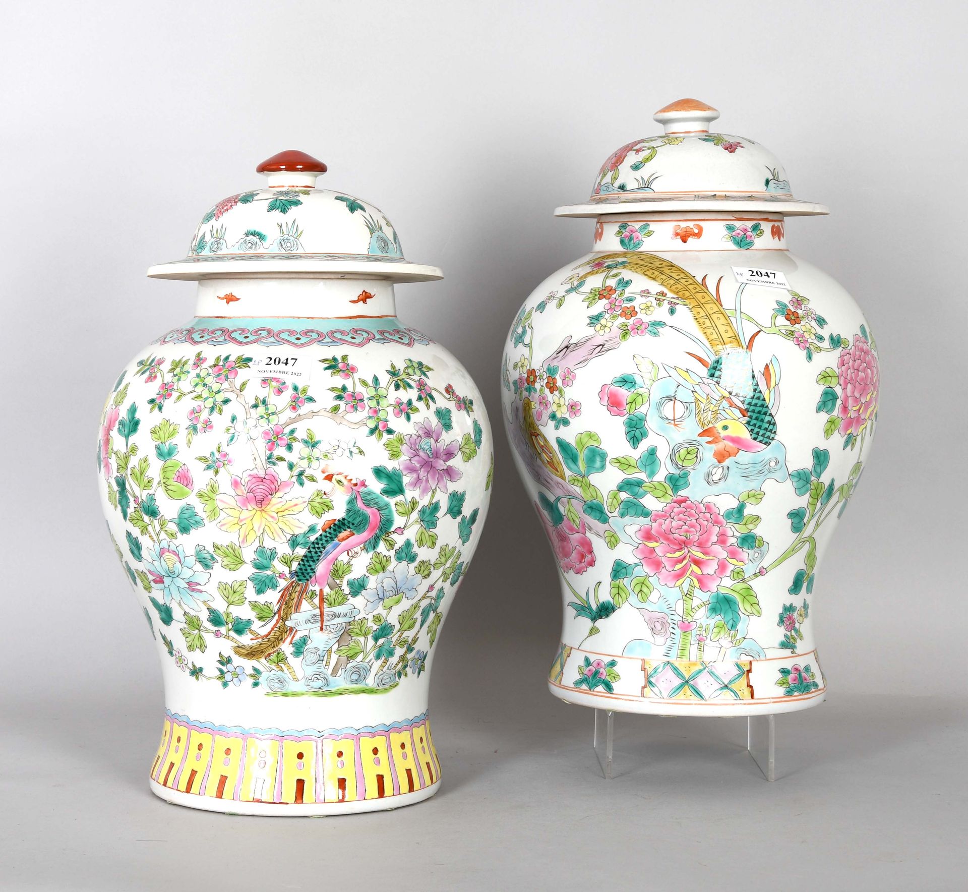 Null Paire de potiches chinoises couvertes en porcelaine florale polychrome au p&hellip;