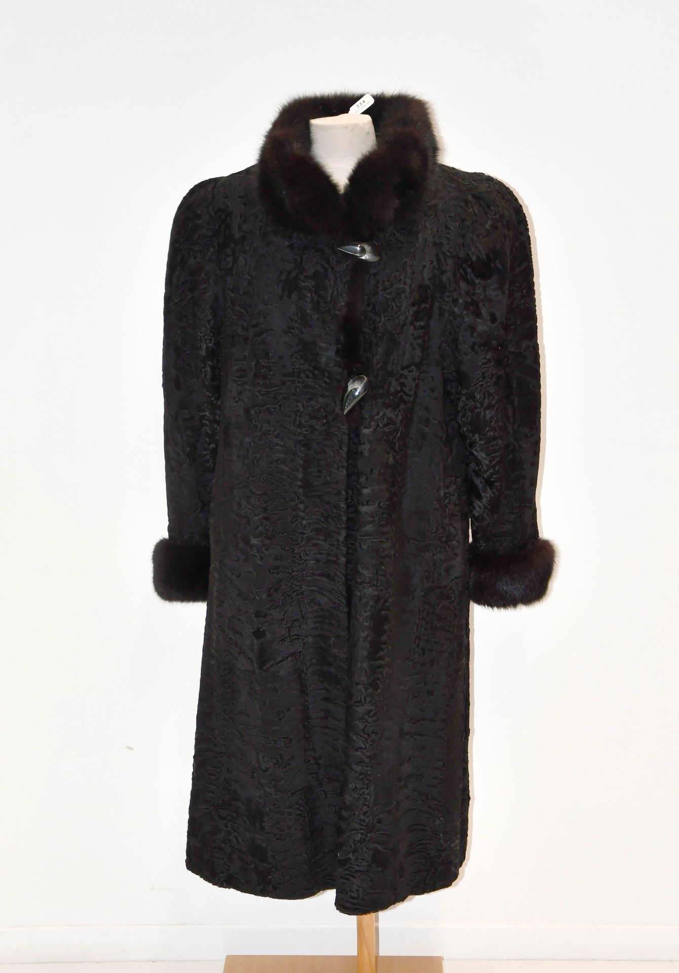 Null Magnifico cappotto in breitschwanz con finiture in visone da Nestor Nihon &&hellip;