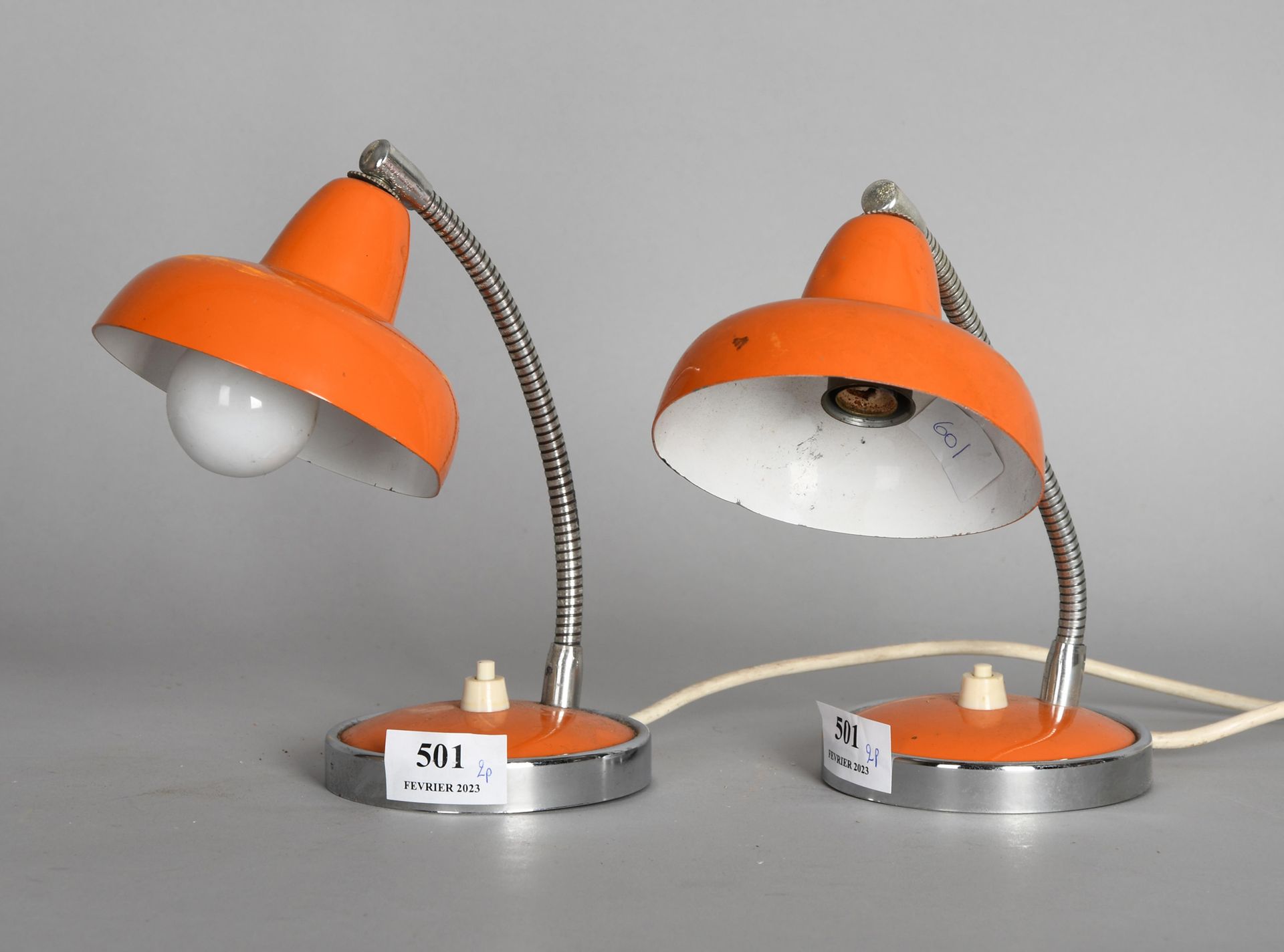 Paire de petites lampes de chevet vintage laquées orange…