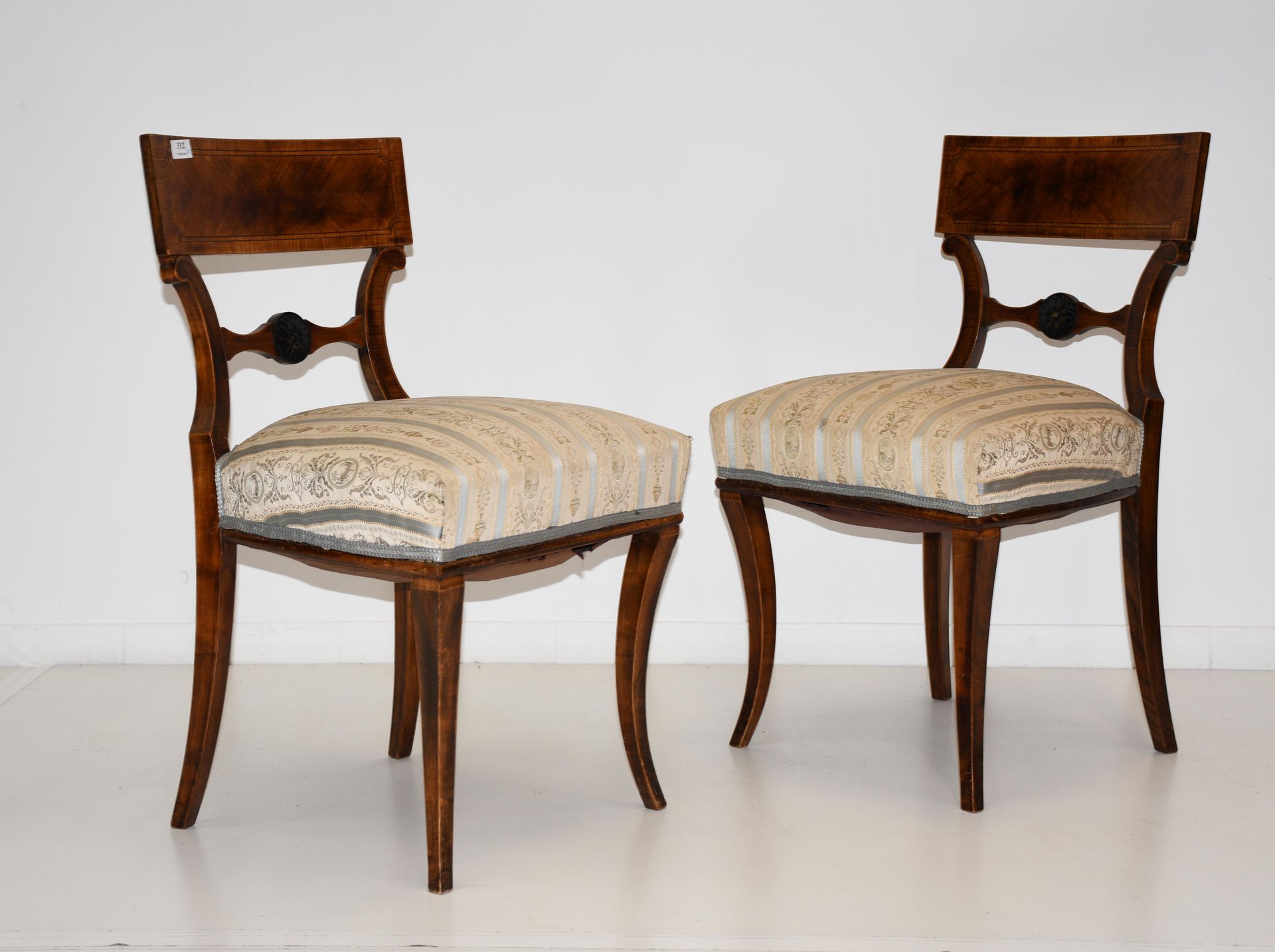 Null 一对Biedermeyer时期的椅子，带马刀腿，抛光的木头和细丝。