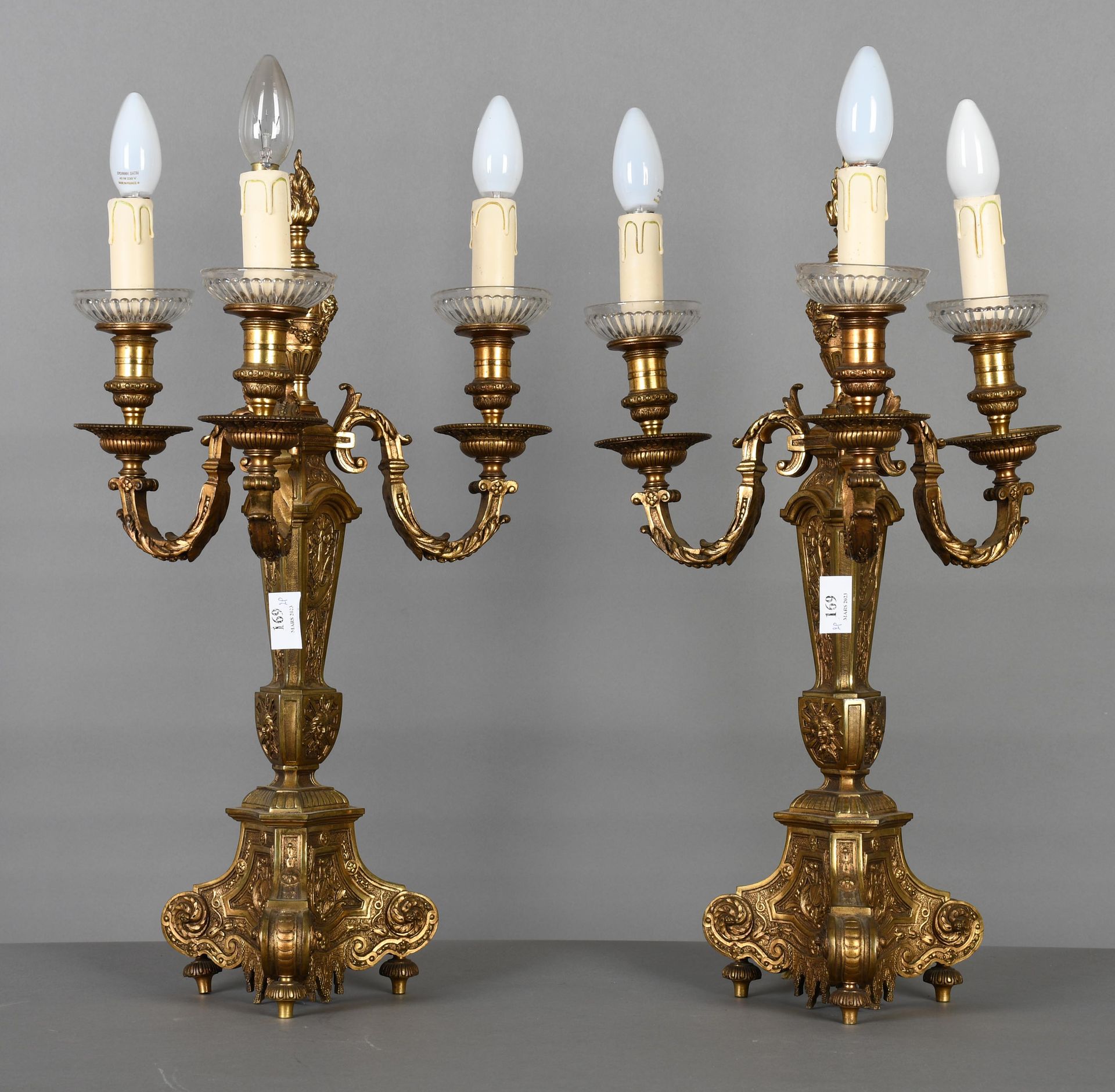 Null Pair of bronze candelabras with tripod base and three arms, Louis XIV Mazar&hellip;