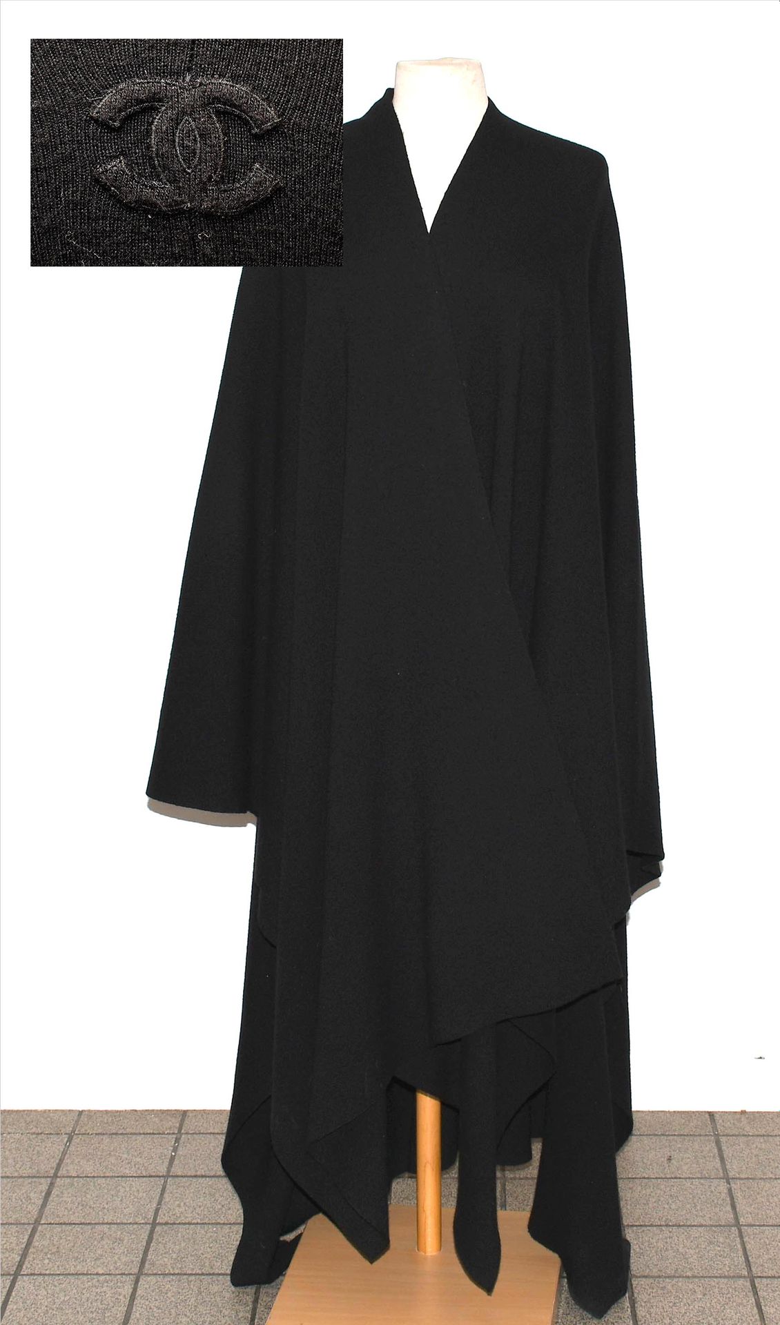 Null Chanel
Longue cape en laine noire.