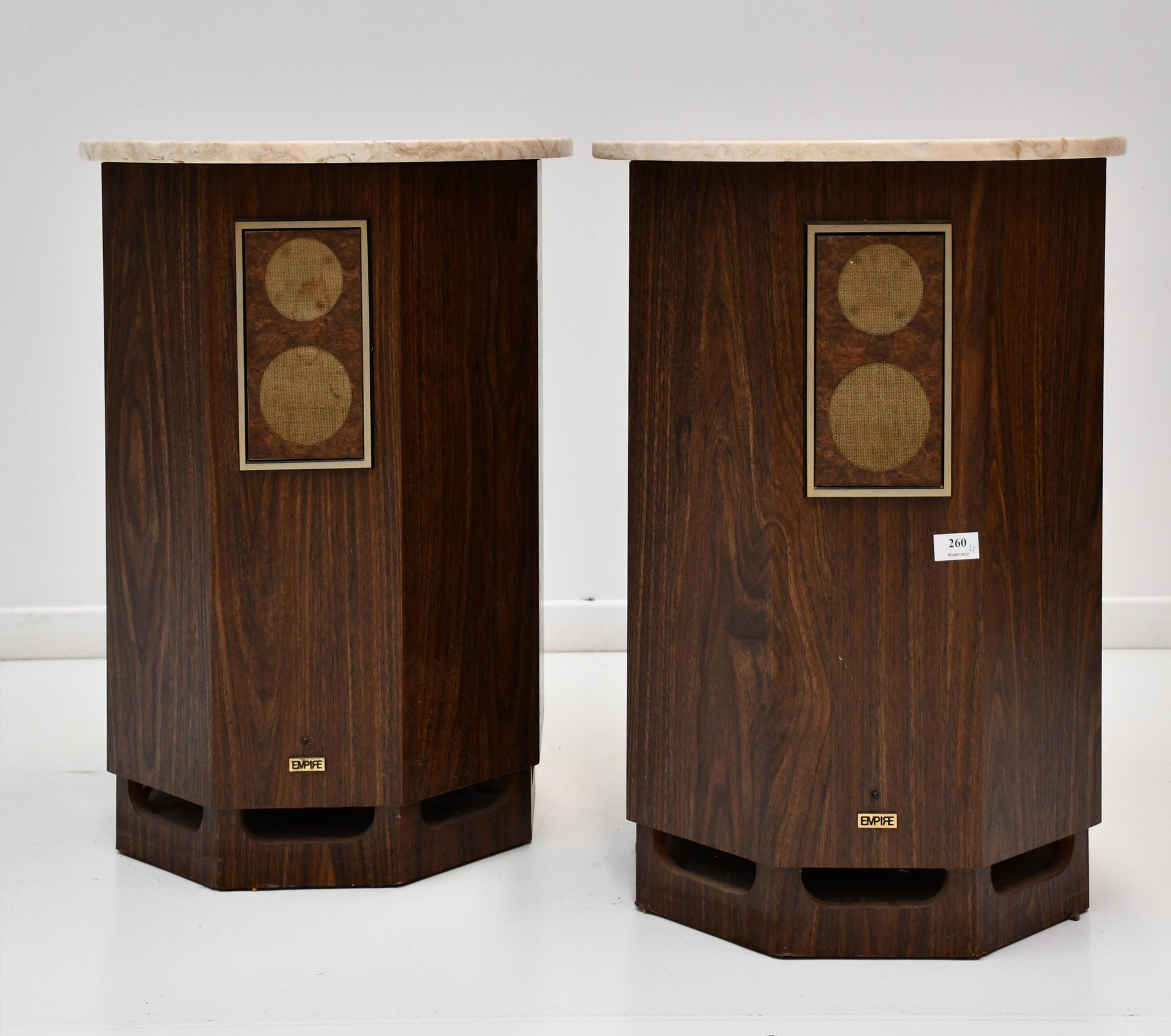 Null Old pair of vintage "Empire" speakers with eight sides, in noble veneer; to&hellip;