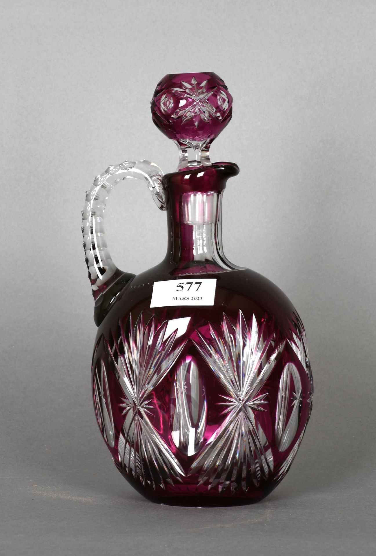 Null Val Saint-Lambert
利口酒瓶和它的塞子，内衬和切割的淡紫色水晶。高度：26厘米。