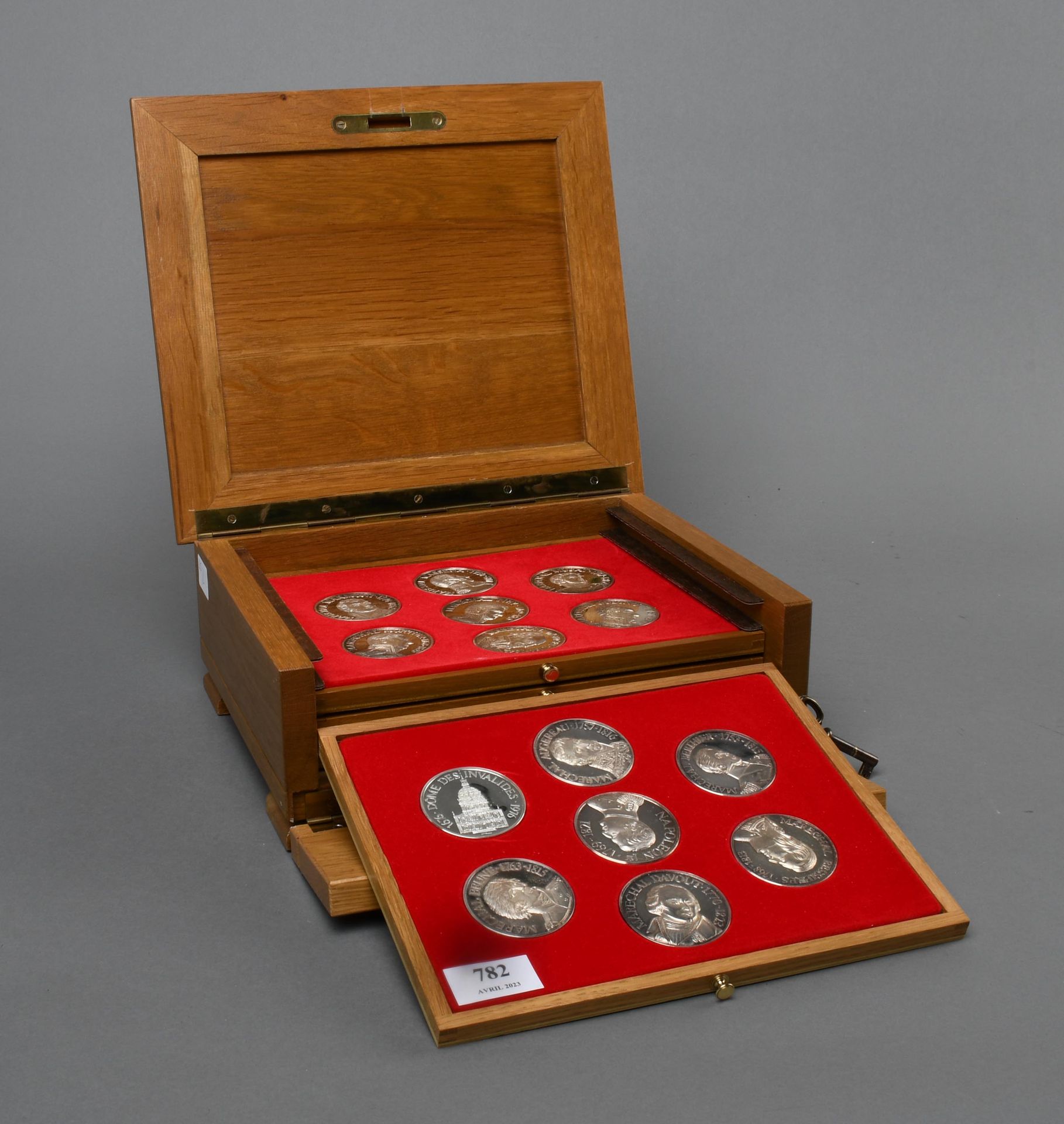 装有27枚999千分之一银质奖章的奖章盒：