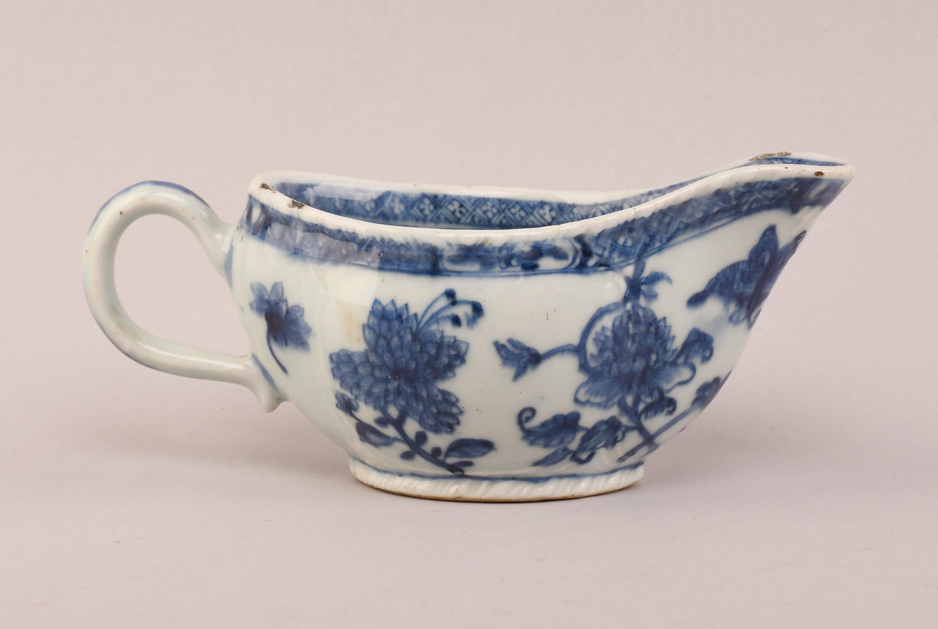 Null Chine
Saucière en porcelaine blanche et bleue à décor floral et papillon. P&hellip;