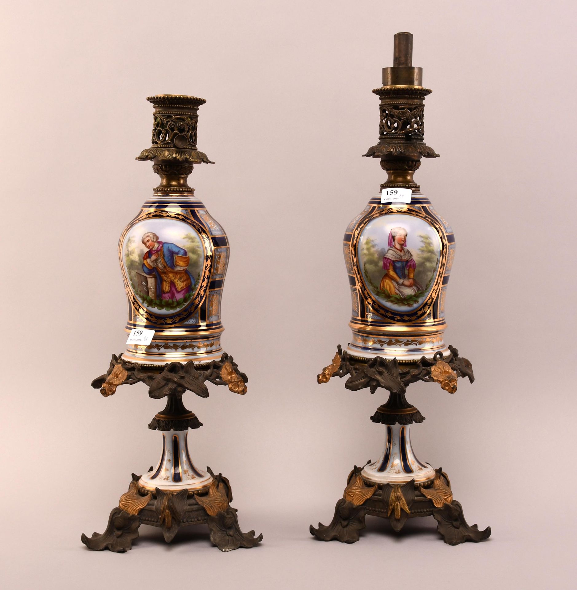 Null Paire de lampes type carcels du XIXème siècle en porcelaine polychrome et o&hellip;