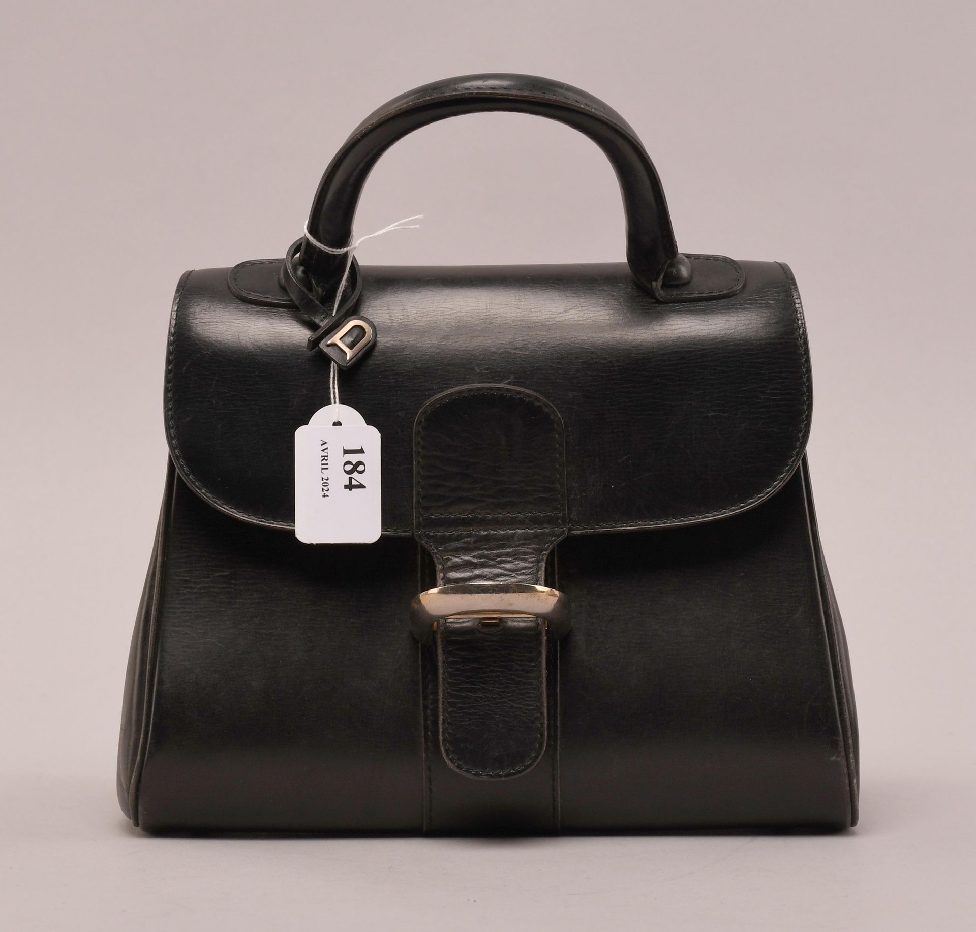 Null Delvaux
Sac vintage porté main en cuir noir. Modèle moyen “Brillant”.