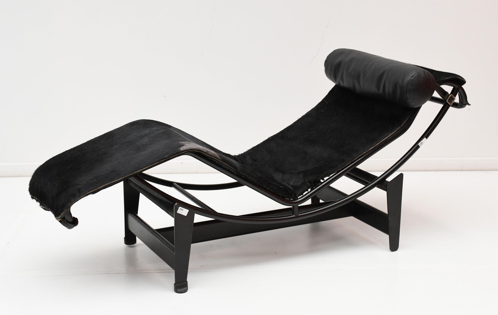 Null Le Corbusier
Chaise longue "LC4" de metal lacado negro y cuero (desgaste). &hellip;
