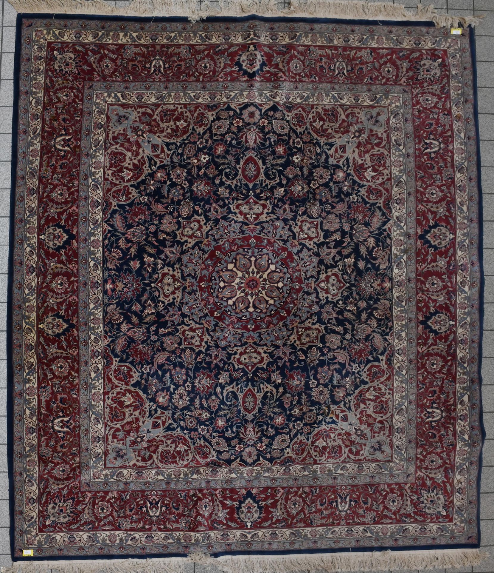 Null Tapis
Tapis d’Orient iranien. Dimensions : 301 cm x 256 cm.