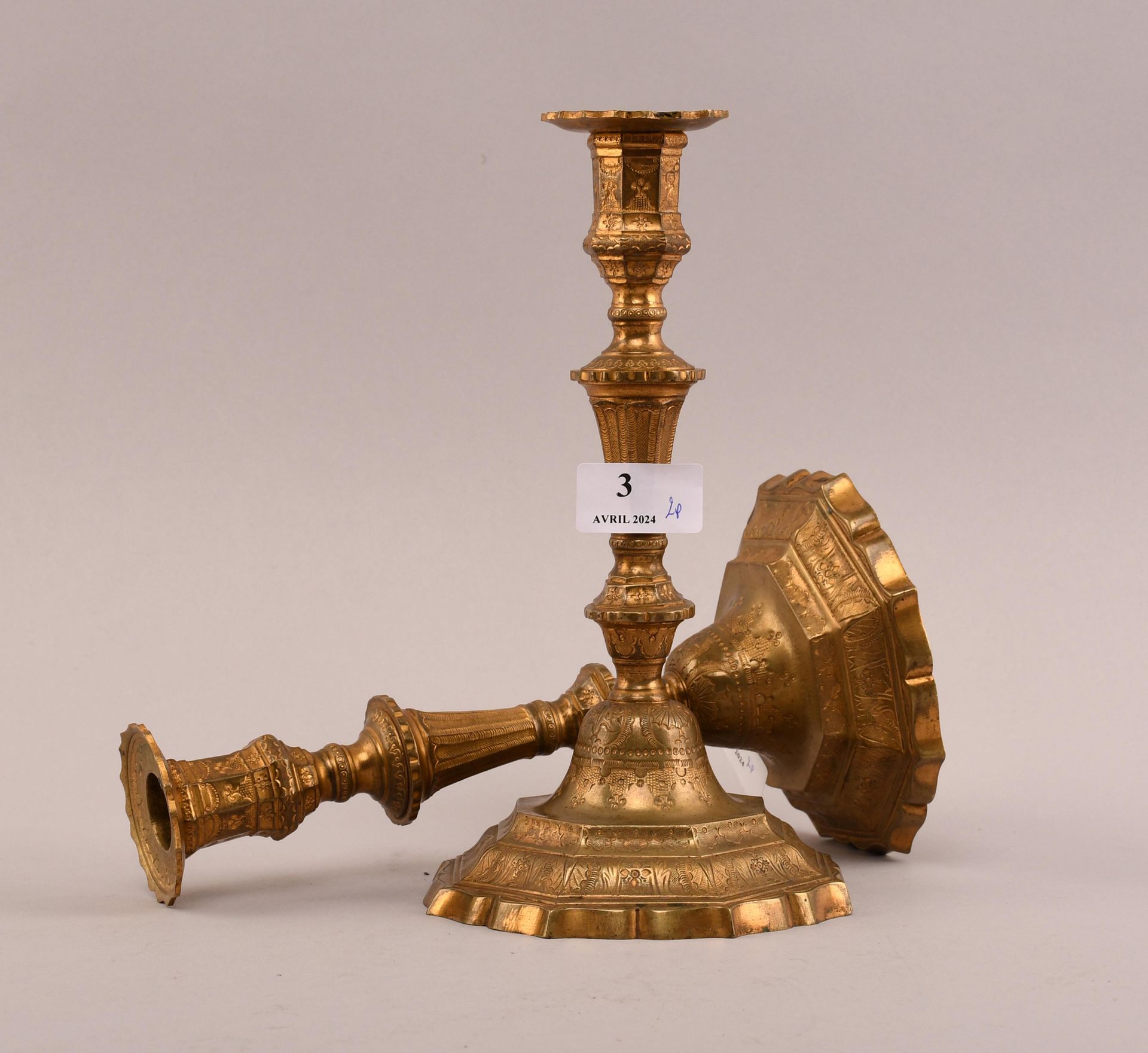 Null Paire de flambeaux en bronze, à fût à vis - Epoque XVIIIème siècle - Hauteu&hellip;
