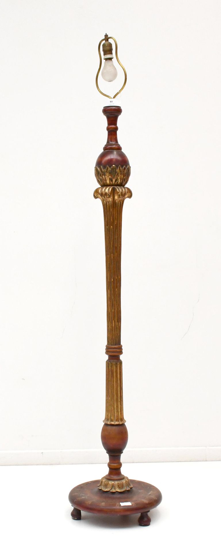 Null Albert Chambon
Lampadaire vintage en bois sculpté et doré.