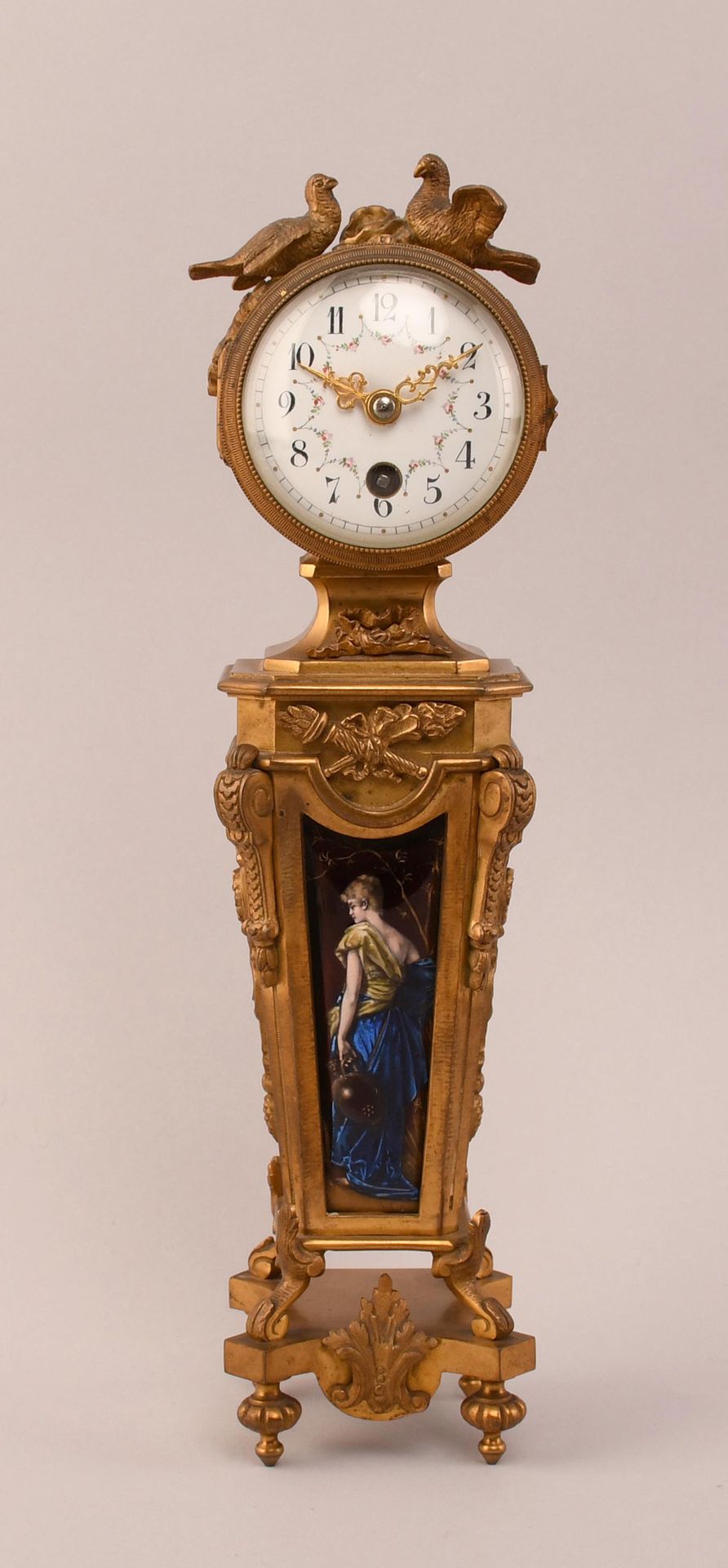 Null Rare horloge de table en gaine, en bronze doré de style Louis XVI aux colom&hellip;