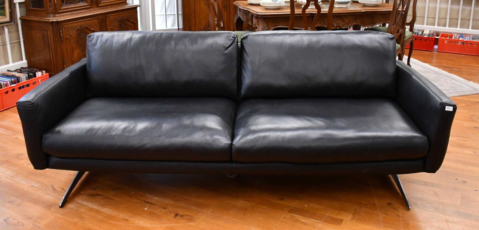 Null Sofa im Vintage-Stil aus schwarzem Leder, Holzschale (Kratzer) und Edelstah&hellip;