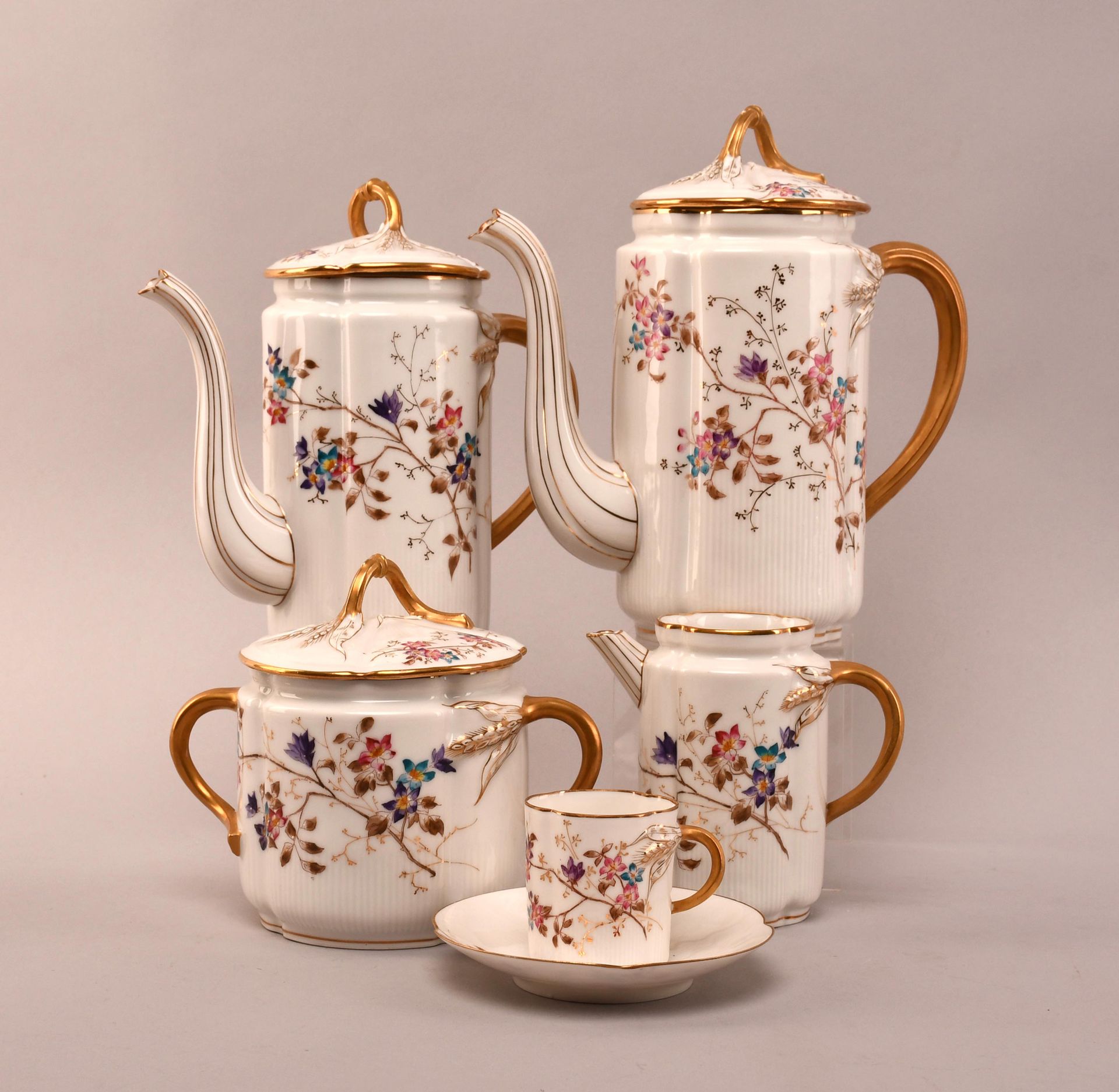 Null Service à thé et à café 1900 en porcelaine polychrome et or
12 P. : 8 déjeu&hellip;
