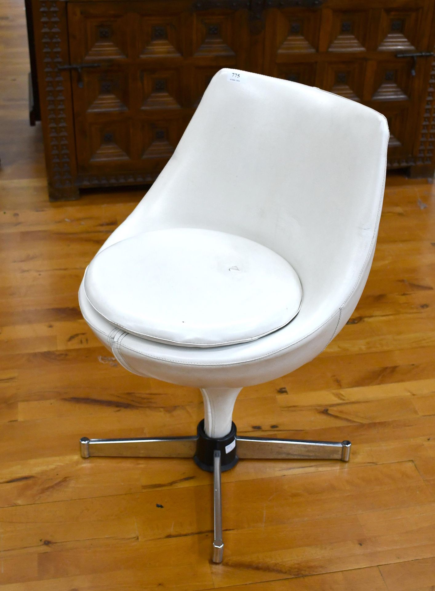 Null Pierre Guariche
Drehbarer Vintage-Sessel "Polaris". Ein Riss in der Sitzflä&hellip;