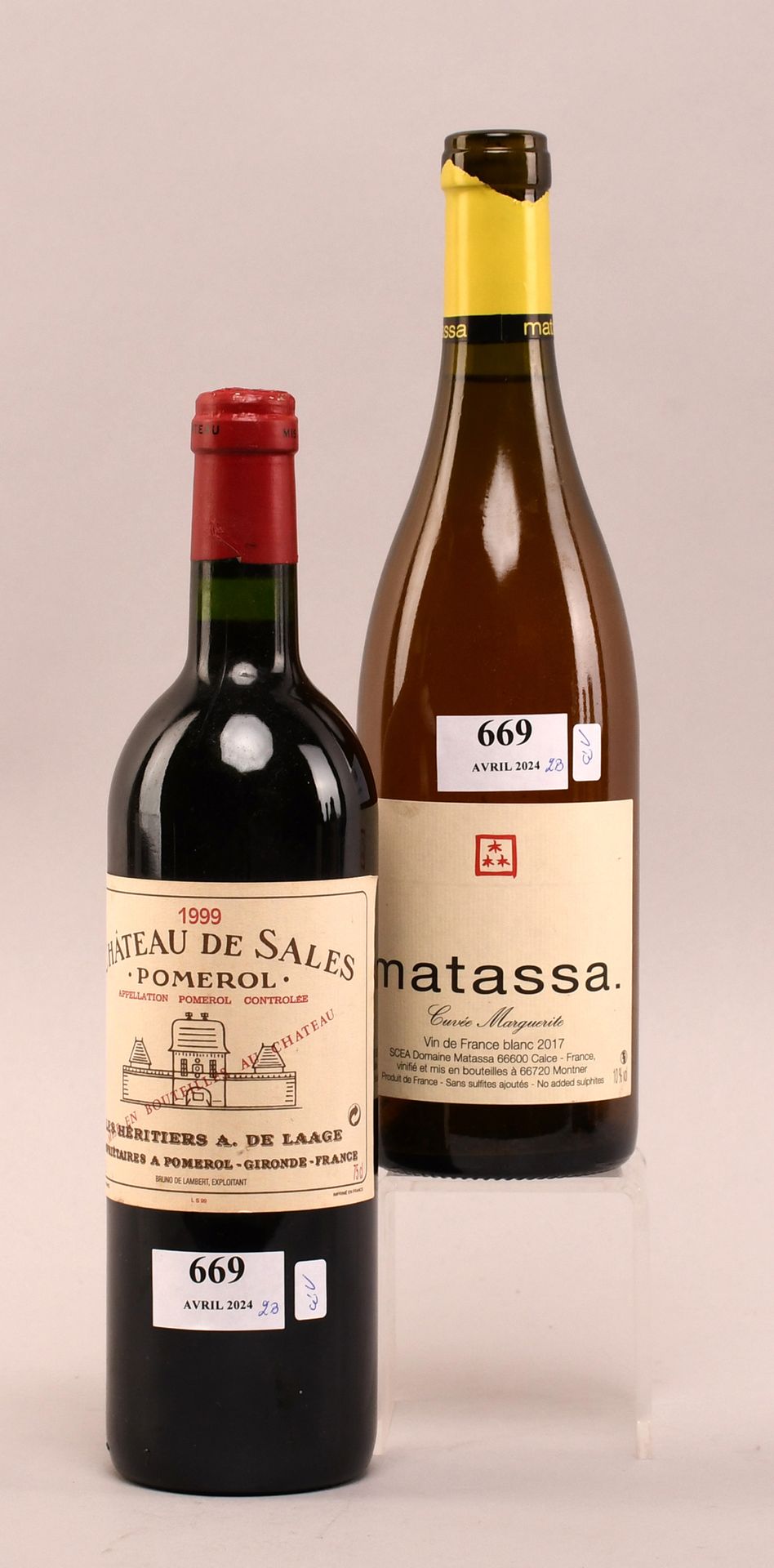 Null Lot de vins divers : deux bouteilles
Château de Sales 1999. Pomerol. MC. 1 &hellip;