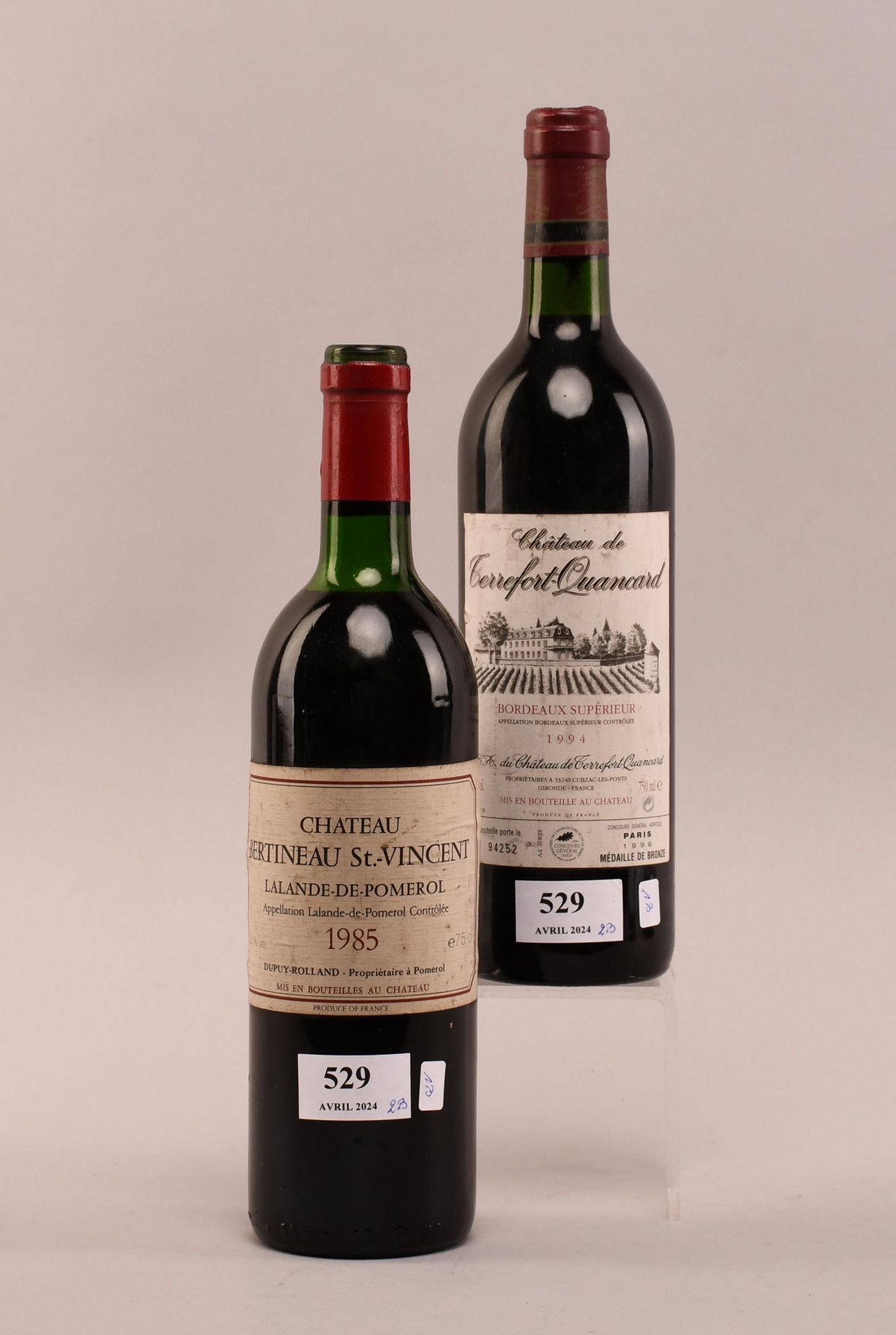 Null Lot de vins divers : deux bouteilles
Château Bertineau 1985. Lalande-de-Pom&hellip;