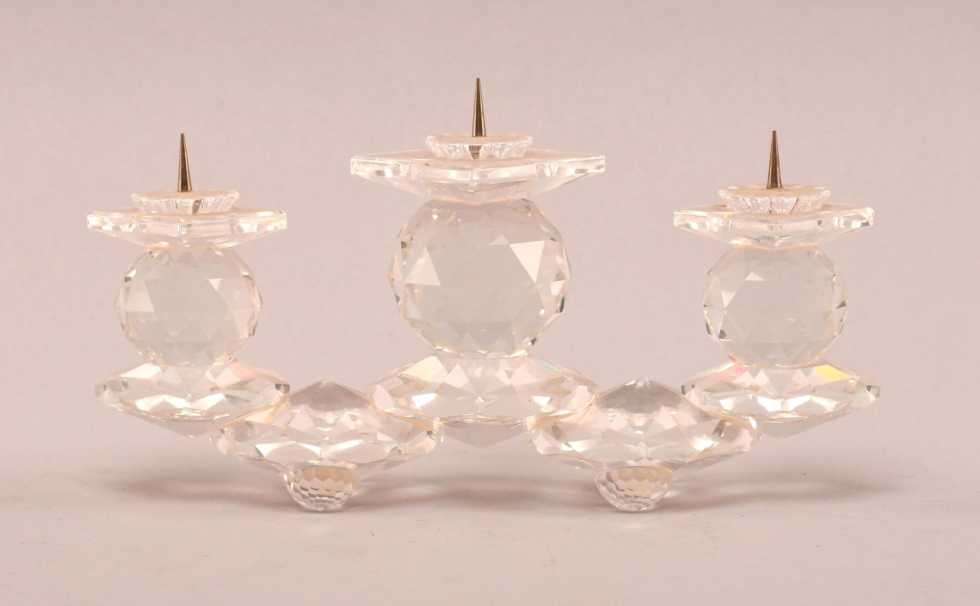 Null Swarovski
Candélabre à trois bougeoirs, en cristal. Une égrenure. Longueur &hellip;