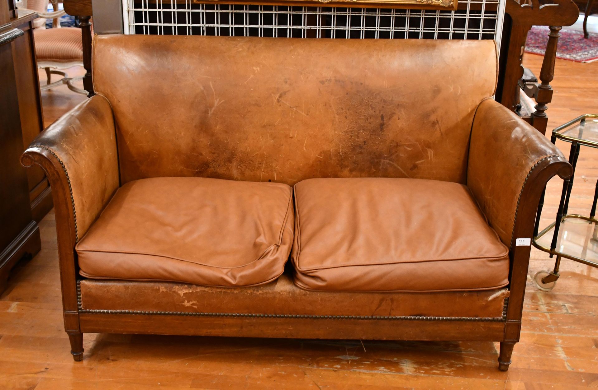 Null Altes zweisitziges Sofa mit Ledergarnitur und losen Kissen - Dazu kommt ein&hellip;