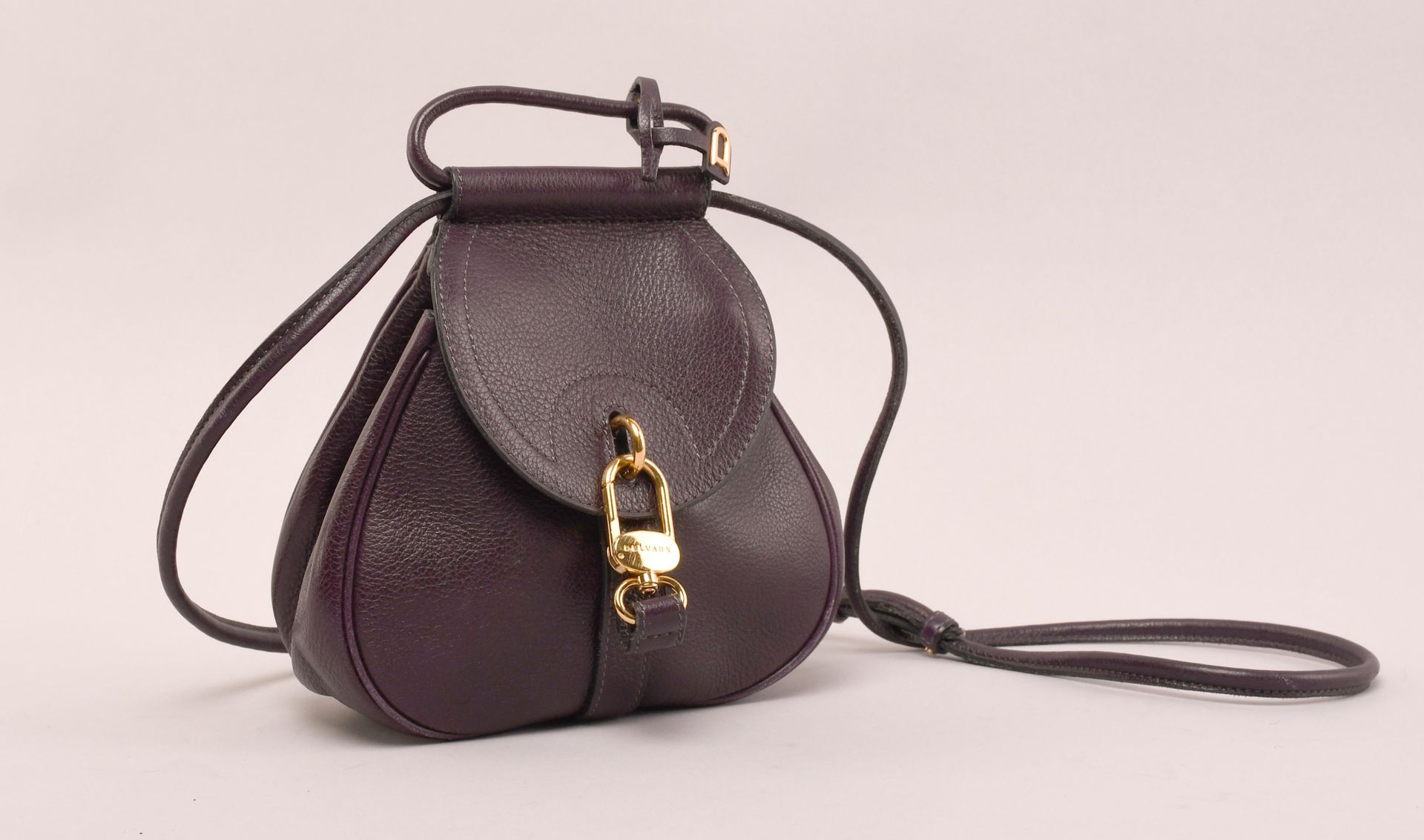 Null Delvaux
Petit sac porté main ou bandoulière en cuir grainé violet. Modèle “&hellip;