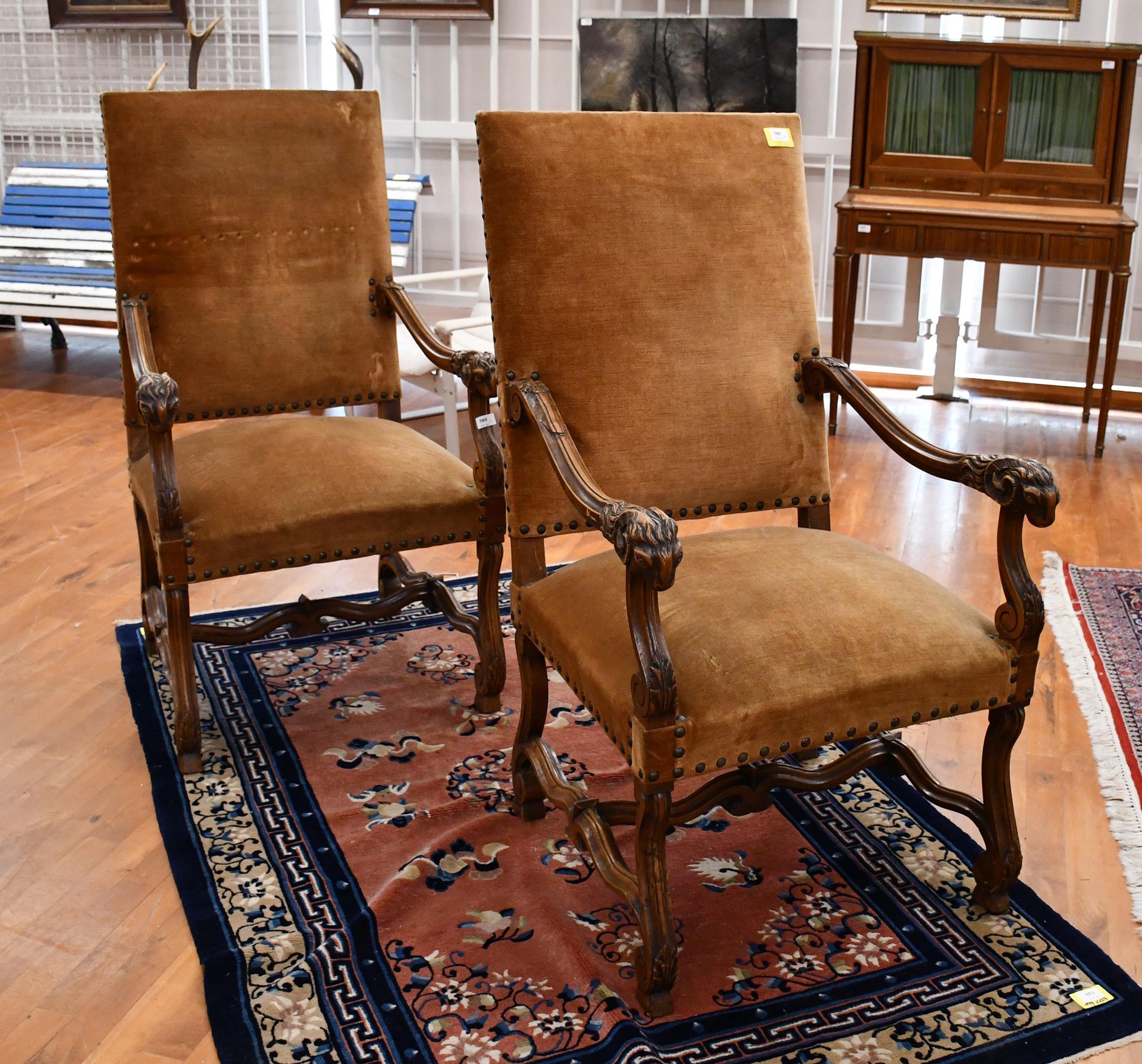 Null Paar Sessel im Stil Louis XIII mit "Schafsknochen"-Fußgestell und Widderfüß&hellip;