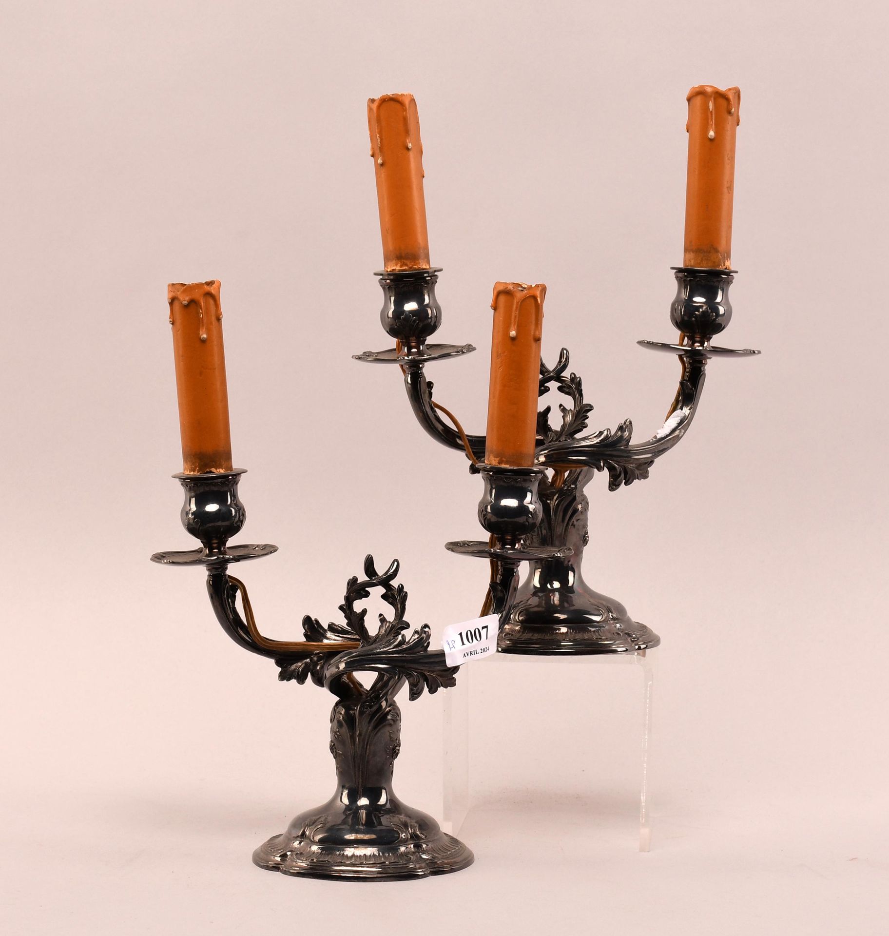 Null Paire de candélabres en métal argenté de style Louis XV, à deux bras de lum&hellip;