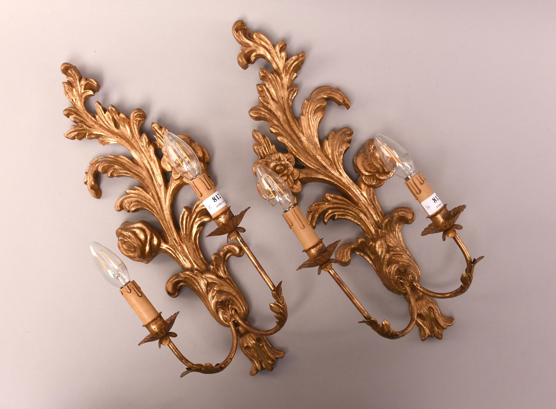 Null Paire d’appliques en bois doré de stye baroque, à deux bras - Hauteur : 58 &hellip;