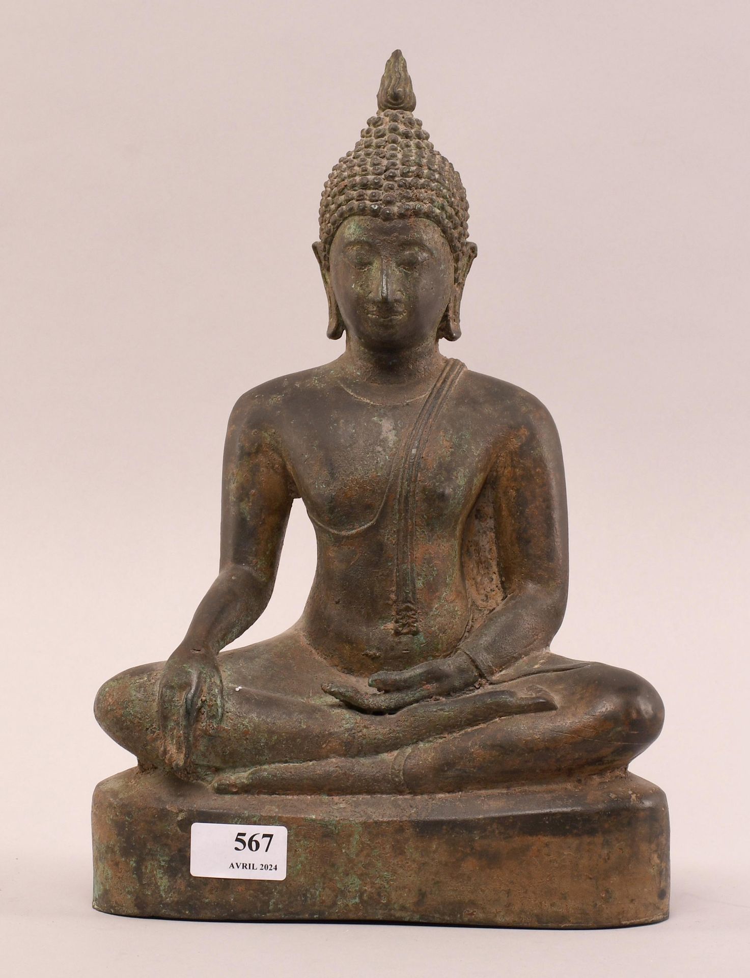 Null Asie du Sud
Bouddha en position lotus, en bronze patiné. Hauteur : 35 cm.