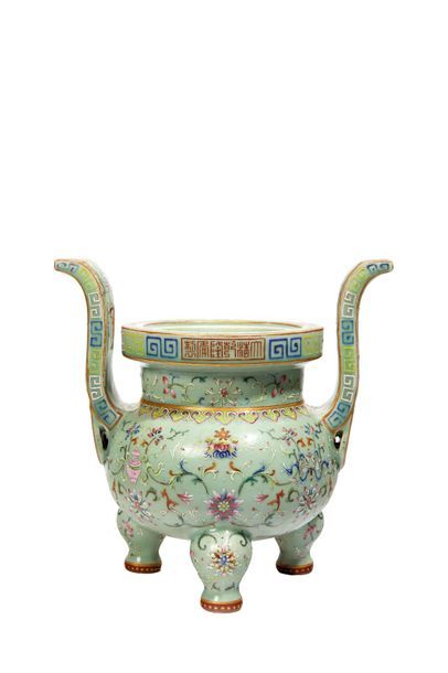 CHINE - XXe siècle CHINE - XXe siècle

Brûle-parfum tripode en porcelaine émaill&hellip;