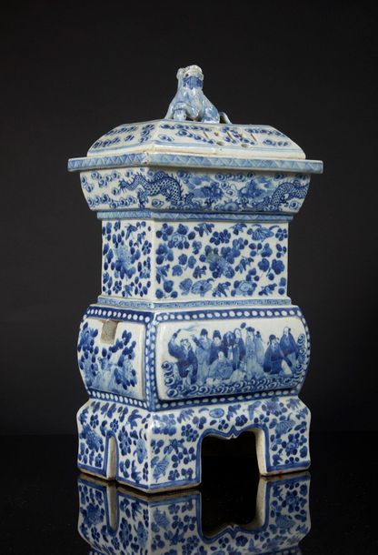 CHINE - XVIIIe/XIXe siècle CHINA - 18th / 19th century

Square porcelain perfume&hellip;