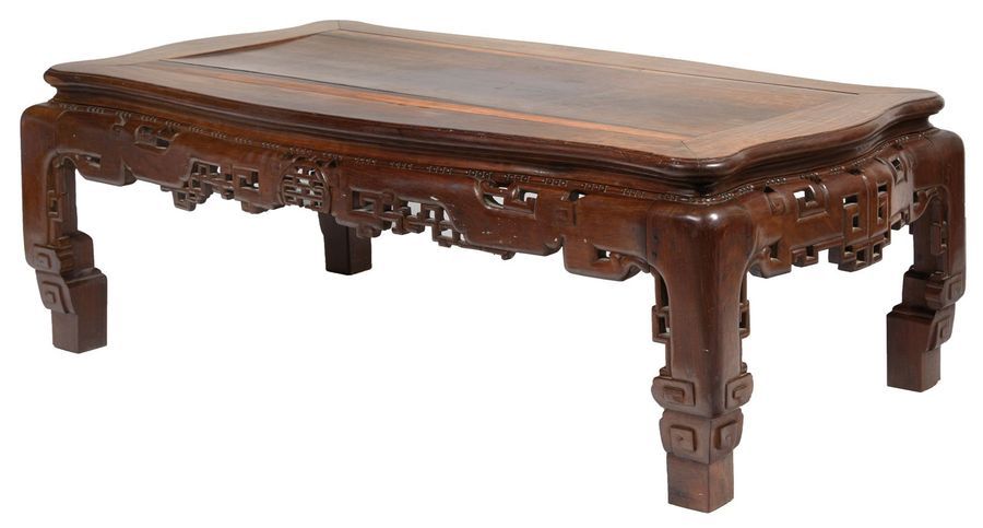 CHINE - Fin XIXe siècle CHINE - Fin XIXe siècle

Table basse en bois de fer, la &hellip;