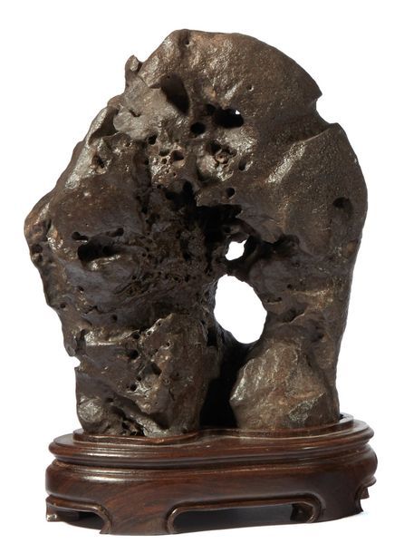 CHINE CHINE

Rocher de lettré en pierre de lingbi. 

H. 18,5 cm. Socle en bois.