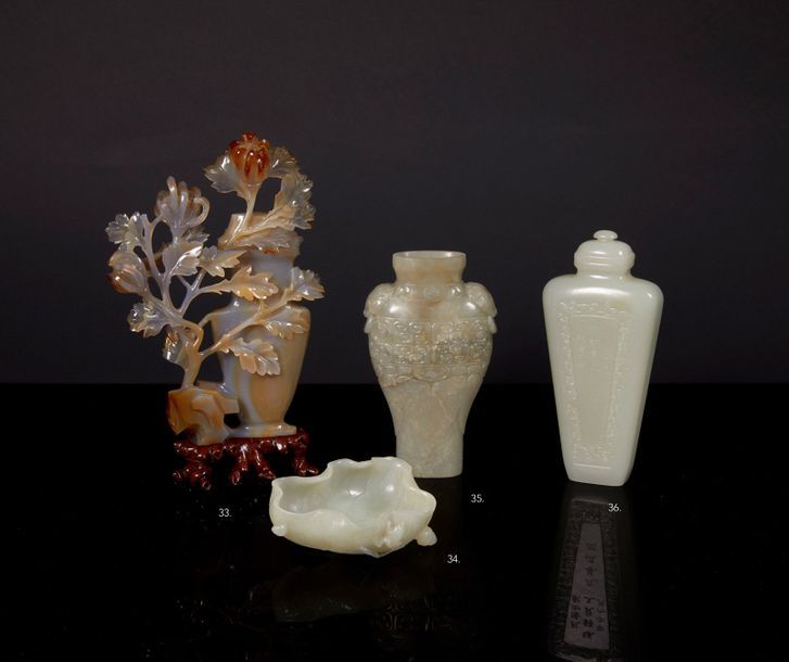 CHINE CHINE

Vase en néphrite céladon à décor d'aigrette sous les lotus et poème&hellip;