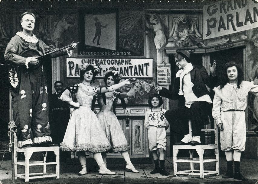 PARADE DE L'ALCAZAR. THEÂTRE. PHOTOGRAPHIE DES FRERES SEEBERGER. Circa 1900. 10,&hellip;