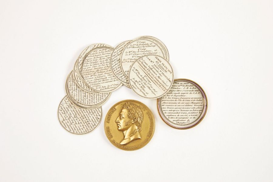 Campagne d'Espagne de 1823, boite en forme de médaille en cuivre estampé et doré&hellip;