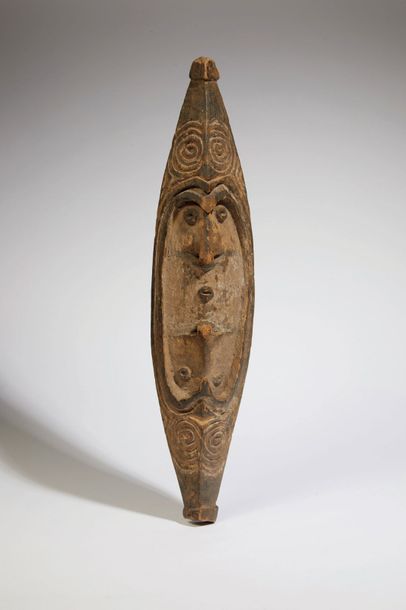 MASQUE Masque 

de flûte cérémonielle en forme de navette représentant deux tête&hellip;