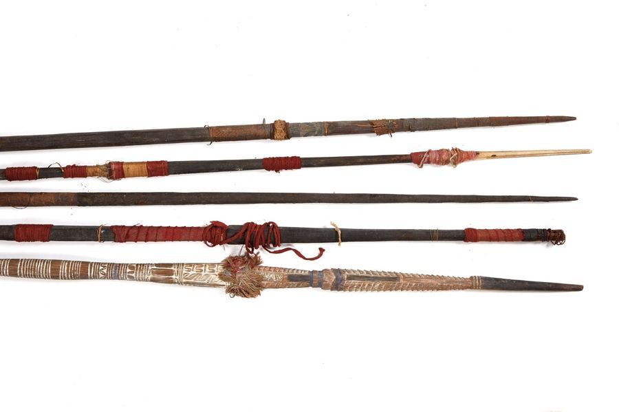 ENSEMBLE Ensemble 

de cinq lances en bois gravées de motifs stylisés et pour ce&hellip;