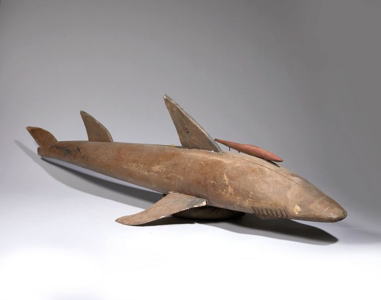 Masque cimier Masque cimier 

en forme de requin. Les ailerons sont rapportés (c&hellip;